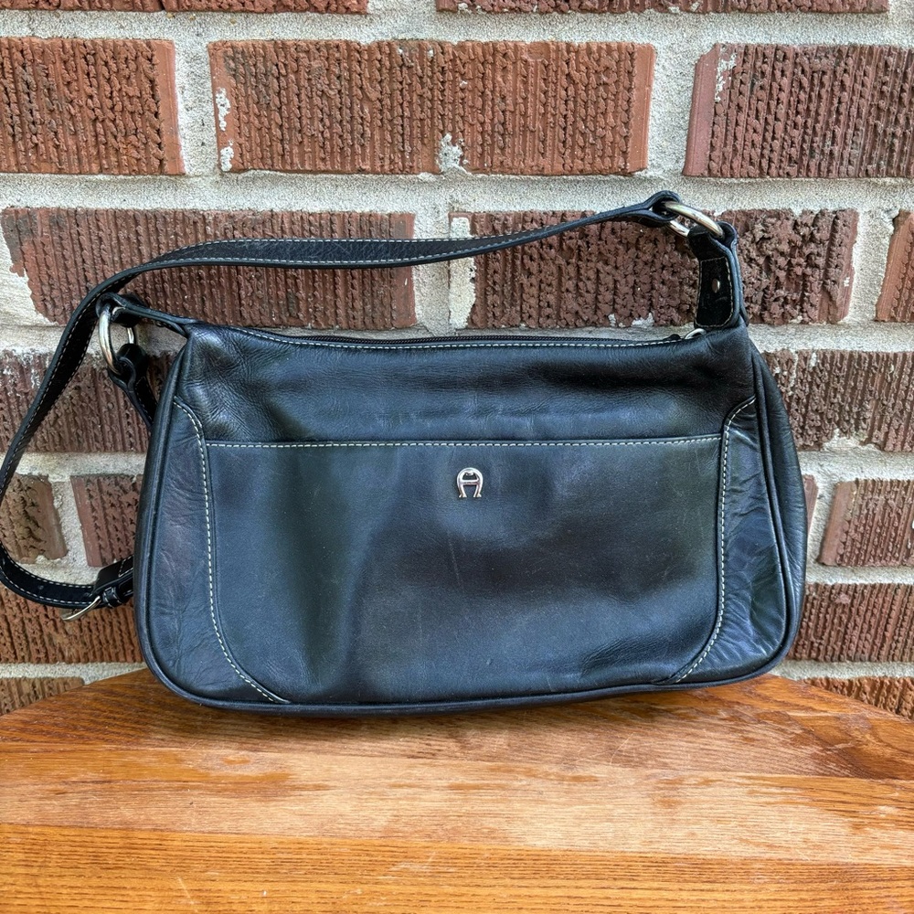 Etienne Aigner Shoulder Bag Black Leather Pockets Casual Adjustable Strap